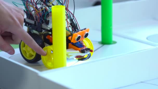 Närbild robot testning — Stockvideo