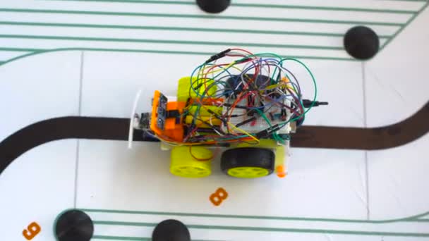 Primer plano del coche robot de juguete — Vídeos de Stock