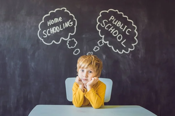 Homeschooling Openbare Scholen Jongen Zit Aan Tafel Kiest Tussen Huis — Stockfoto