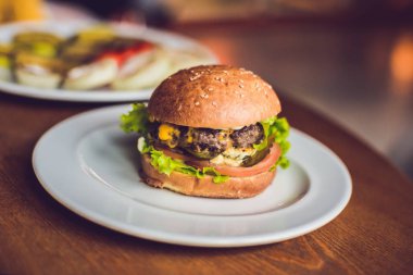 Marul ve beyaz tabakta hamburger. abur cubur kavramı.