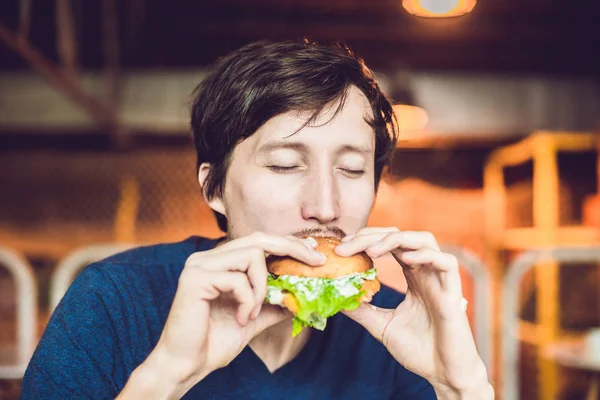 Młody Mężczyzna Jedzenie Hamburgerów Mężczyzna Jedzenie Fast Food Hamburger Żywności — Zdjęcie stockowe