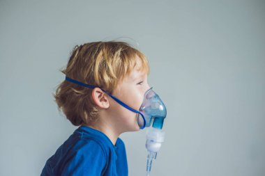 Çocuk evde bir Nebulizatör ile enhalasyon yapma.