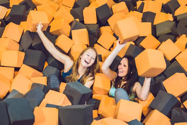 Mulheres se divertindo com blocos macios — Fotografia de Stock