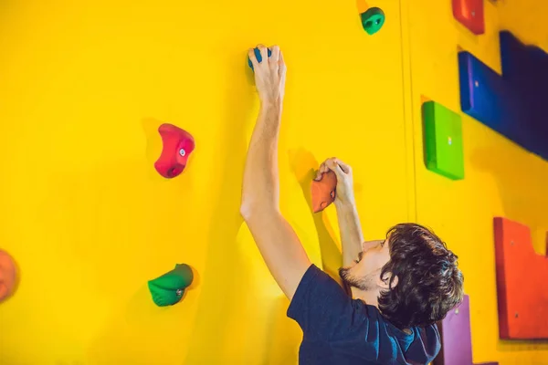 Hombre Escalador Pared Escalada Artificial Gimnasio Bouldering —  Fotos de Stock