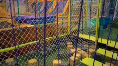 Çocuk spor kulübünde engel kursunu geçer