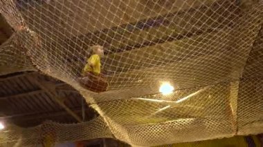 Çocuk spor kulübünde engel kursunu geçer