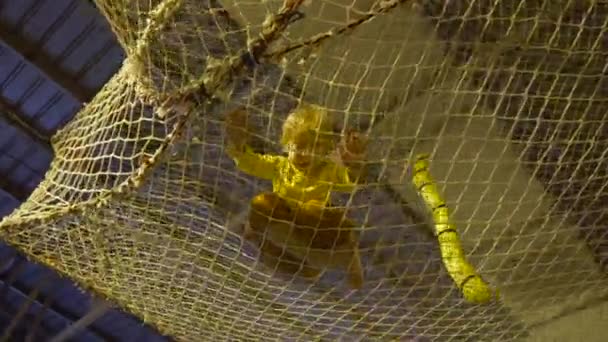 El chico pasa la carrera de obstáculos en el club deportivo — Vídeos de Stock