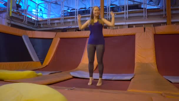 Szórakozás a trambulin center nő — Stock videók