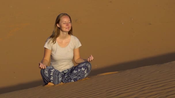 Young woman meditating — Stock Video