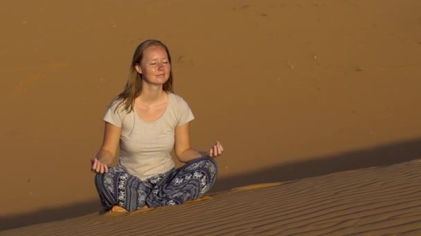 Mladá žena medituje — Stock video
