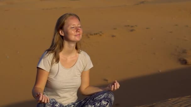 Mujer joven meditando — Vídeos de Stock