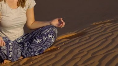 Genç kadın meditasyon yapıyor. 