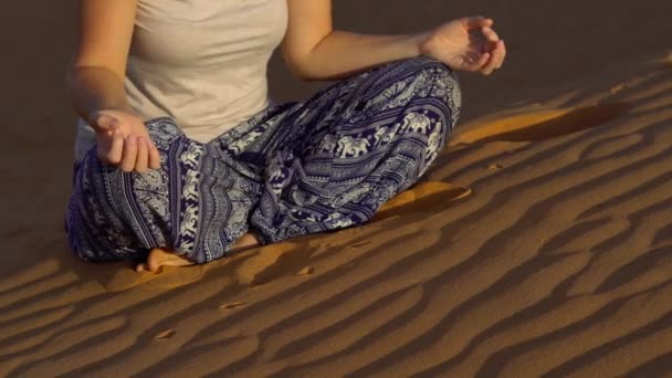 Mujer joven meditando — Vídeos de Stock