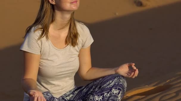 Молодая женщина медитирует — стоковое видео