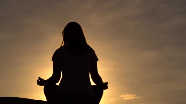 Молодая женщина медитирует — стоковое видео