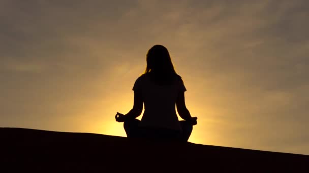 Jovem mulher meditando — Vídeo de Stock