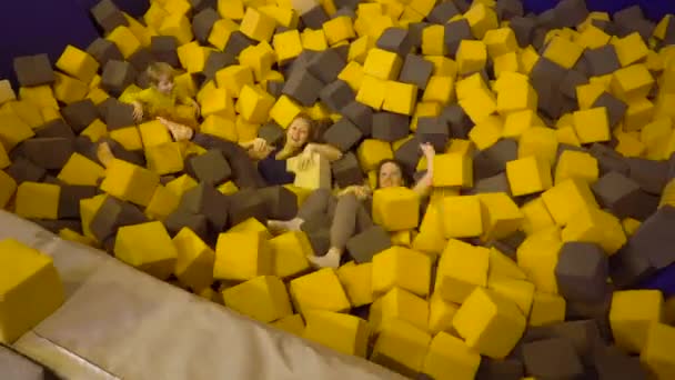 Женщины веселятся с мягкими блоками — стоковое видео