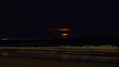 Deniz sahilde günbatımı 