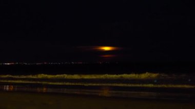 Deniz sahilde günbatımı 