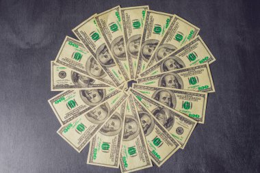 Yüz dolar faturaları arka plan üzerinde siyah arduvaz arka plan