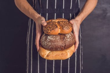 Genç Fırıncılar elinde pişmiş ekmek 