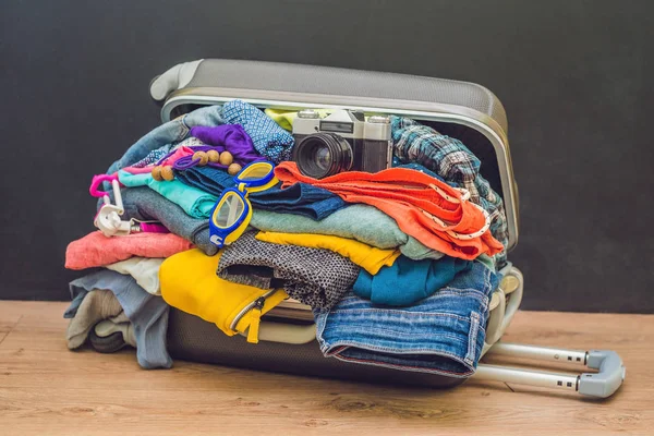 Valise emballée avec accessoires de voyage — Photo