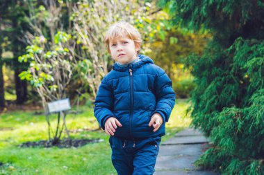 Sevimli çocuk sonbahar günü zevk 