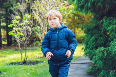 Sevimli çocuk sonbahar günü zevk 