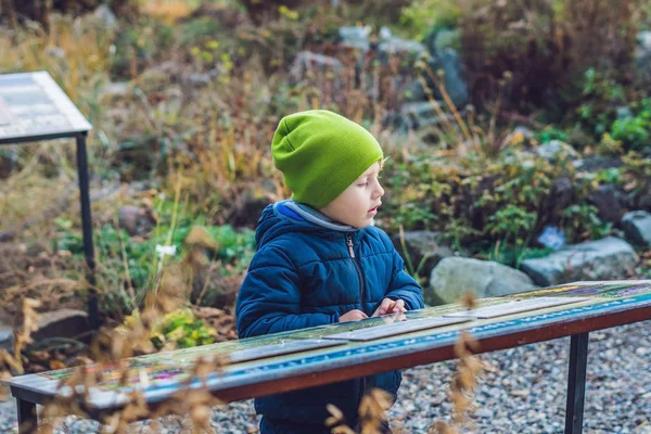 Boy Reading Sign Botanical Garden — Stock Photo, Image