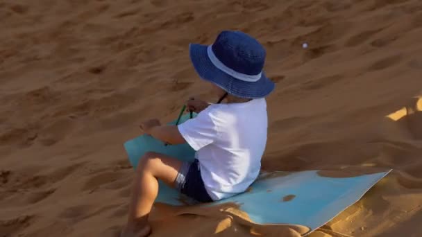 Μικρό Αγόρι Βόλτες Έλκηθρο Κάτω Ενός Αμμόλοφου Μια Κόκκινη Έρημος — Αρχείο Βίντεο