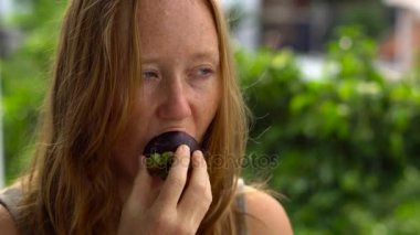 Mangosten meyve yeme kadın 