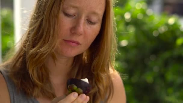 Kvinna äta mangostanfrukten — Stockvideo
