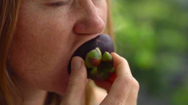 Mujer comiendo fruta del Mangostán — Vídeos de Stock