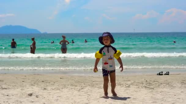 Αγόρι Απολαμβάνει Τροπική Θάλασσα Και Την Παραλία — Αρχείο Βίντεο