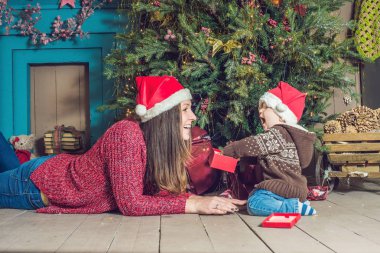 Anne ve bebek Noel Kutlamaları