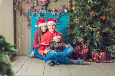 Mutlu aile Noel kutlaması