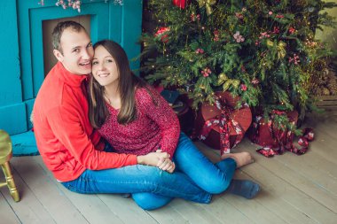 Genç çift Noel 'i evde kutluyor.