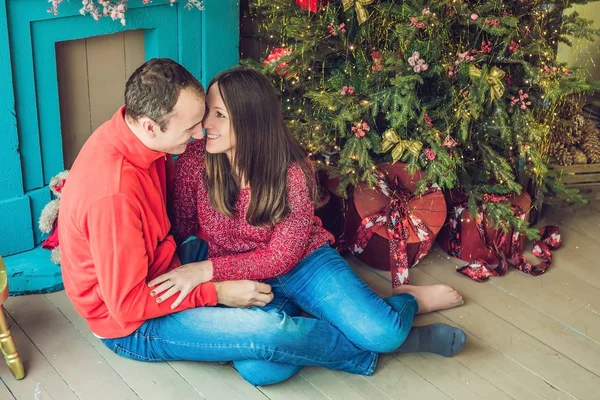 Mladý pár slaví Vánoce doma — Stock fotografie