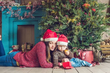 Anne ve bebek Noel Kutlamaları