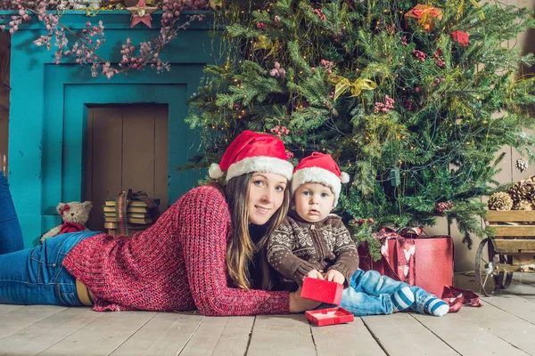 Anne ve bebek Noel Kutlamaları