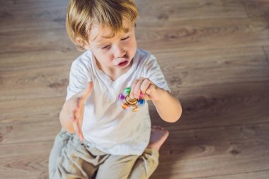 Genç çocuk oyun topluca spinner ile stres giderici oyuncak.