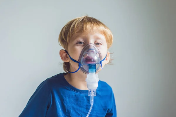 Chłopiec Dokonywanie Inhalacji Nebulizatora Domu — Zdjęcie stockowe