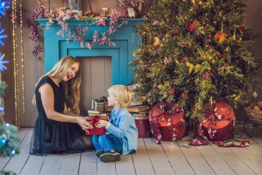 Mutlu anne ve sevimli çocuk portresi
