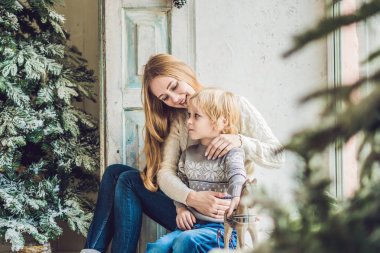 Mutlu anne ve sevimli çocuk portresi