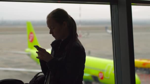 Jonge vrouw met smartphone — Stockvideo