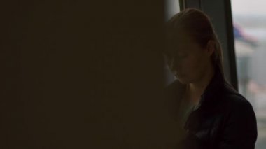 Akıllı telefon kullanan genç bir kadın.