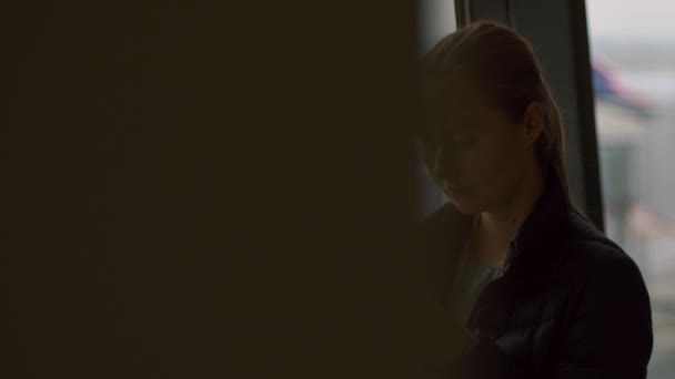 Jeune femme utilisant un smartphone