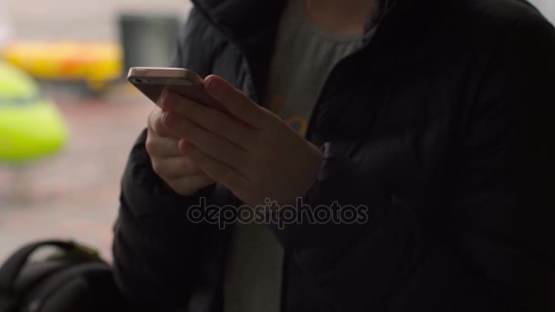 Mujer joven usando smartphone — Vídeo de stock