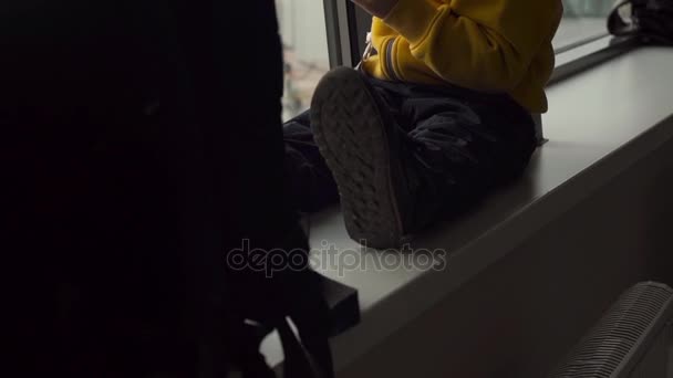Мальчик в желтом валет eteating печенье — стоковое видео