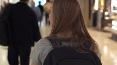 Havaalanında oğlu ile yürüyen genç kadın 